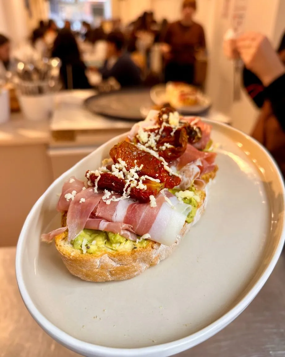 Tostón JCrudo: tostada con palta, jamón crudo y tomates asados